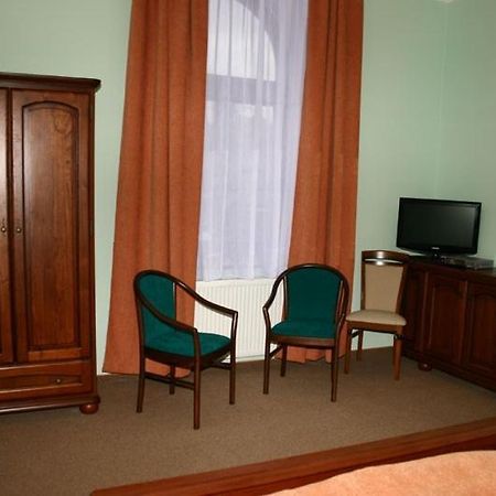 Zlaty Lev Hotel โลว์นี ภายนอก รูปภาพ