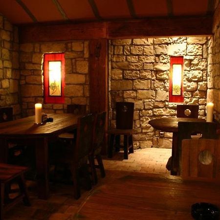 Zlaty Lev Hotel โลว์นี ภายนอก รูปภาพ