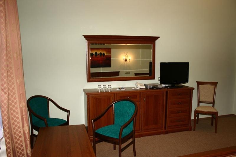 Zlaty Lev Hotel โลว์นี ห้อง รูปภาพ