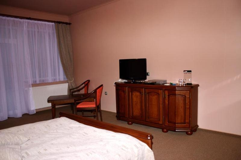 Zlaty Lev Hotel โลว์นี ห้อง รูปภาพ