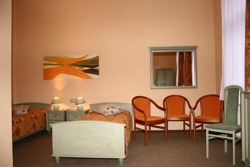 Zlaty Lev Hotel โลว์นี ห้อง รูปภาพ