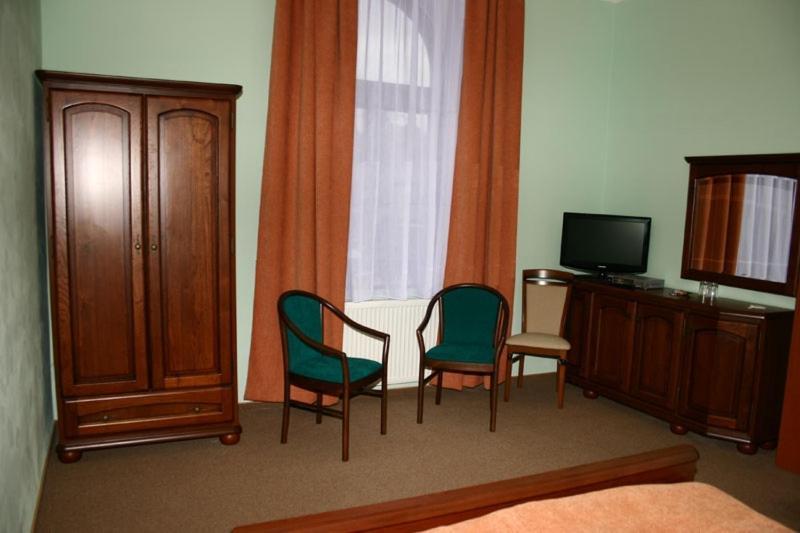 Zlaty Lev Hotel โลว์นี ภายนอก รูปภาพ
