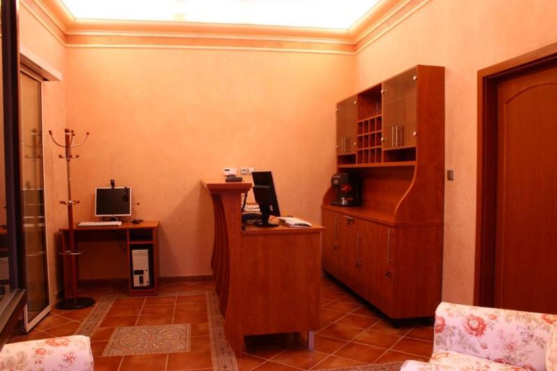 Zlaty Lev Hotel โลว์นี ภายนอก รูปภาพ