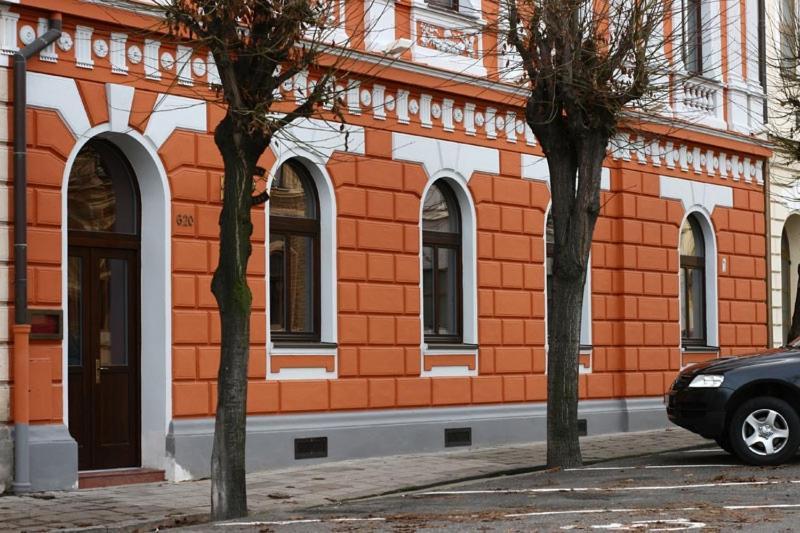 Zlaty Lev Hotel โลว์นี ภายนอก รูปภาพ