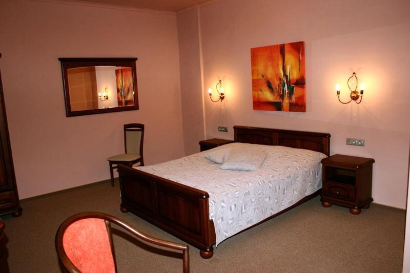Zlaty Lev Hotel โลว์นี ภายนอก รูปภาพ